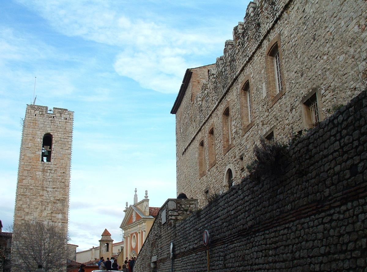 Antibes - Château Grimaldi - Le château, la façade de l'ancienne cathédrale et la tour de garde 