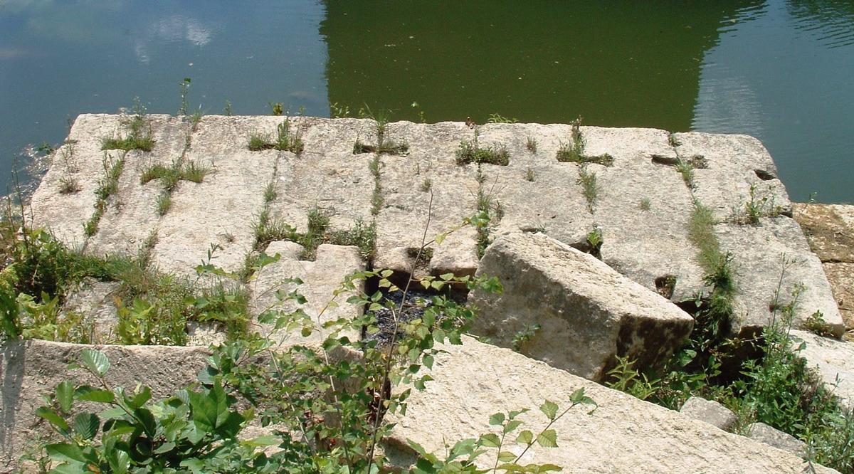 Fiche média no. 41678 Ambrussum - Pont d'Ambrussum - Assise d'une pile en rive gauche - Engravures en queue d'aronde pour relier les blocs de maçonnerie entre eux à l'aide d'agrafes métalliques