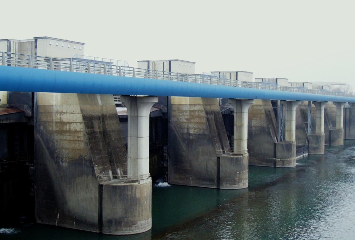Staudamm Charmes und flußabwärts liegende Brücke 