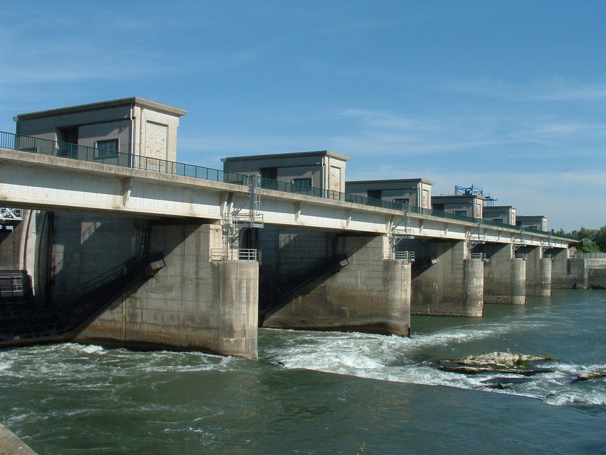 Aménagement hydroélectrique de Donzère-Mondragon - Barrage de retenue de Donzère sur le Rhône - Ensemble vu de l'aval 