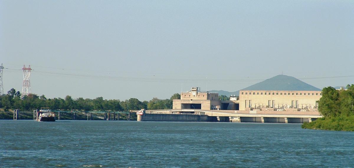 Aménagement hydroélectrique de Montélimar - Centrale-écluse de Châteauneuf-du-Rhône - Ensemble vu du pont suspendu de Viviers, à l'aval 