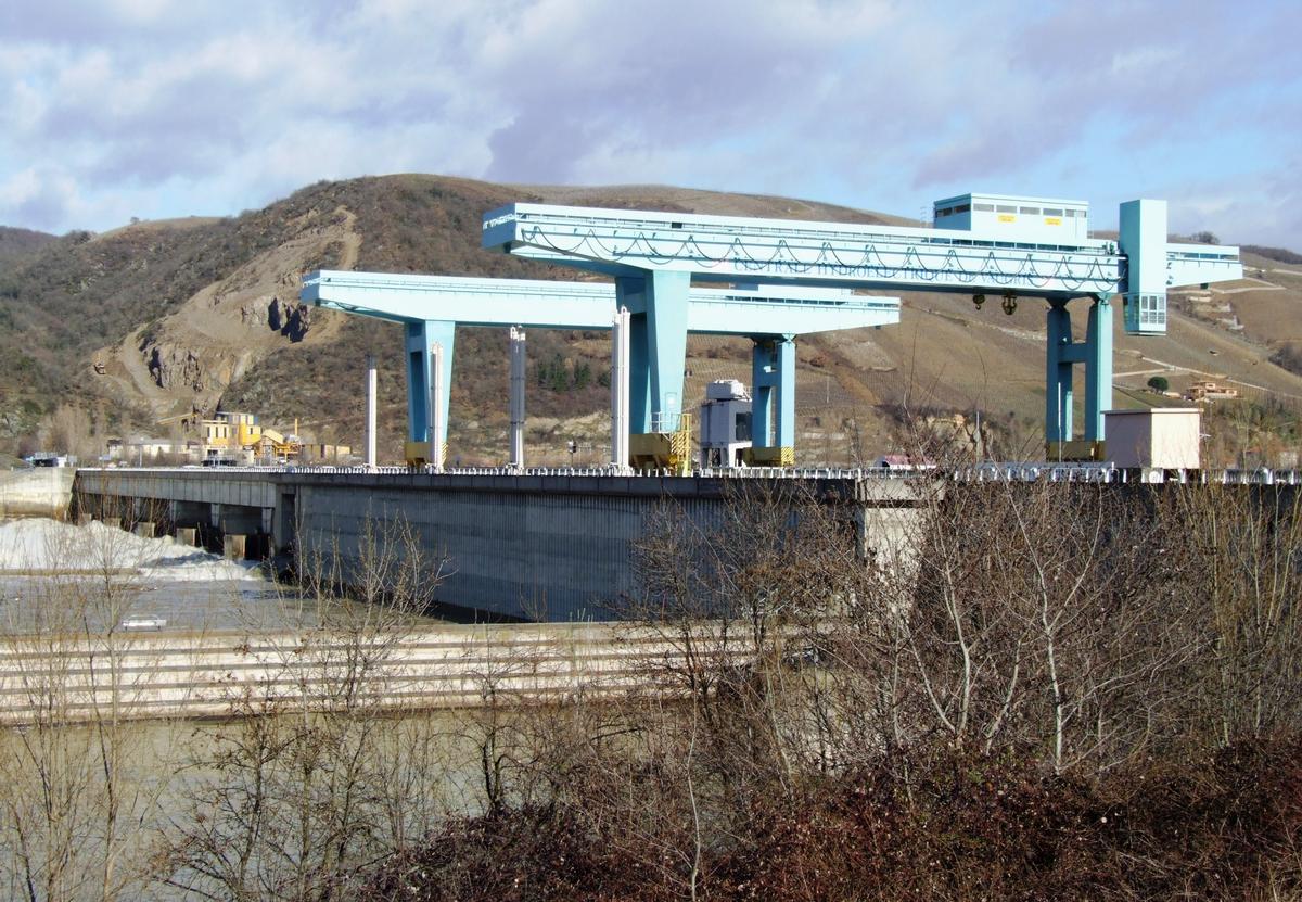 Barrage, centrale hydroélectrique et écluse de Vaugris sur le Rhône - Ensemble vu de l'aval 