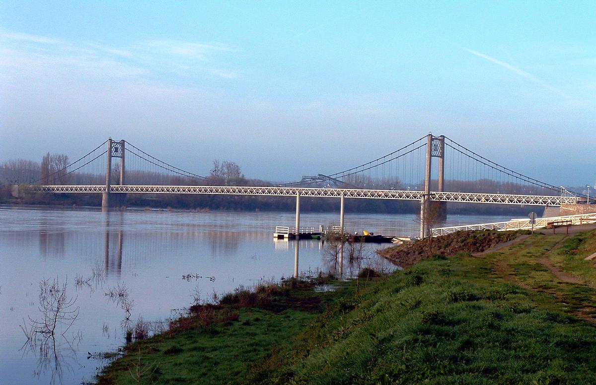 Ancenis - Le pont suspendu au-dessus de la Loire un matin de printemps 