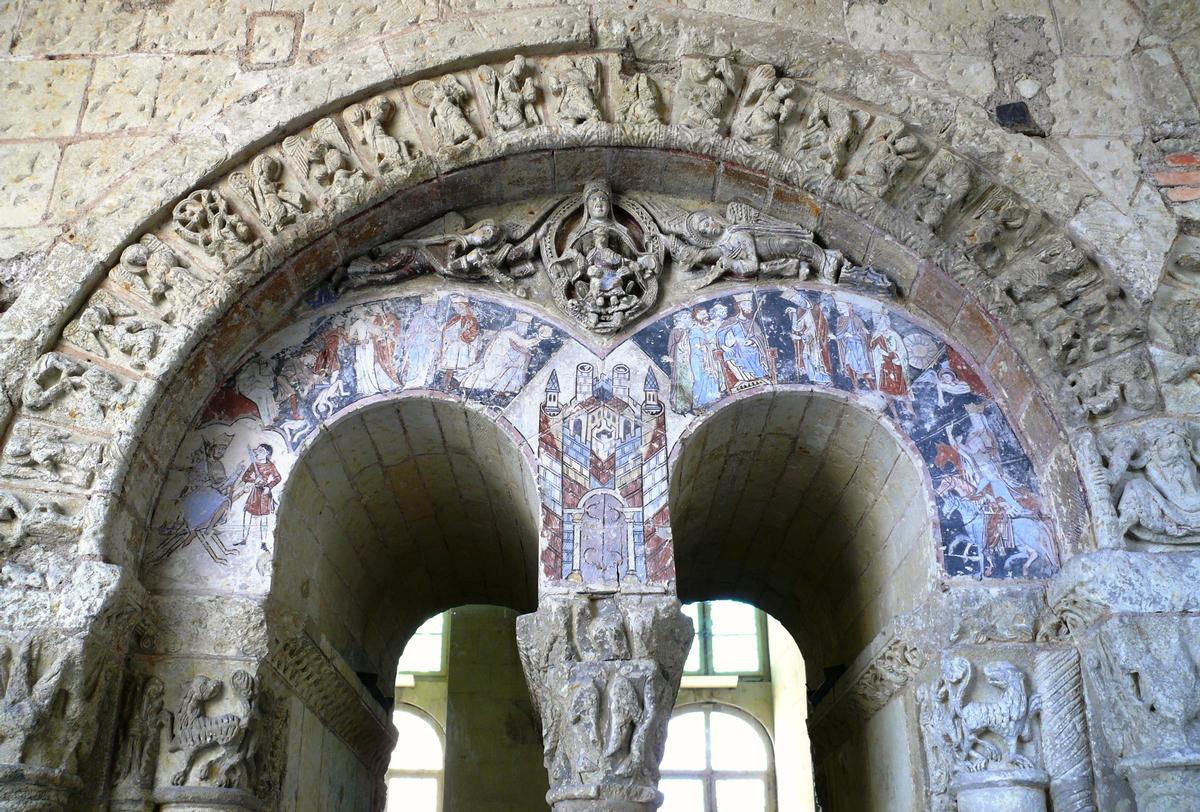 Abbaye Saint-Aubin - L'aile Est du clôitre - Détail des sculptures avec des restes de peintures romanes 