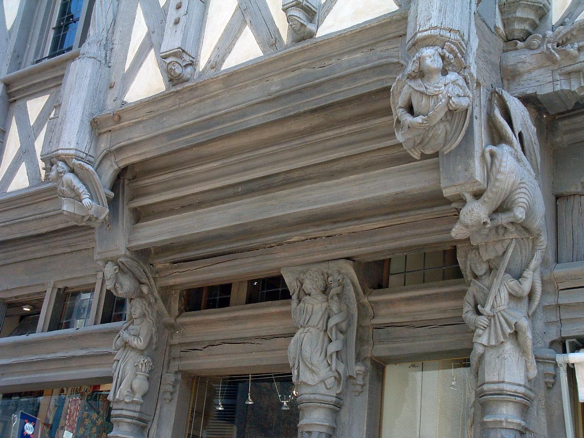 Angers - Maison Adam - Sculptures 