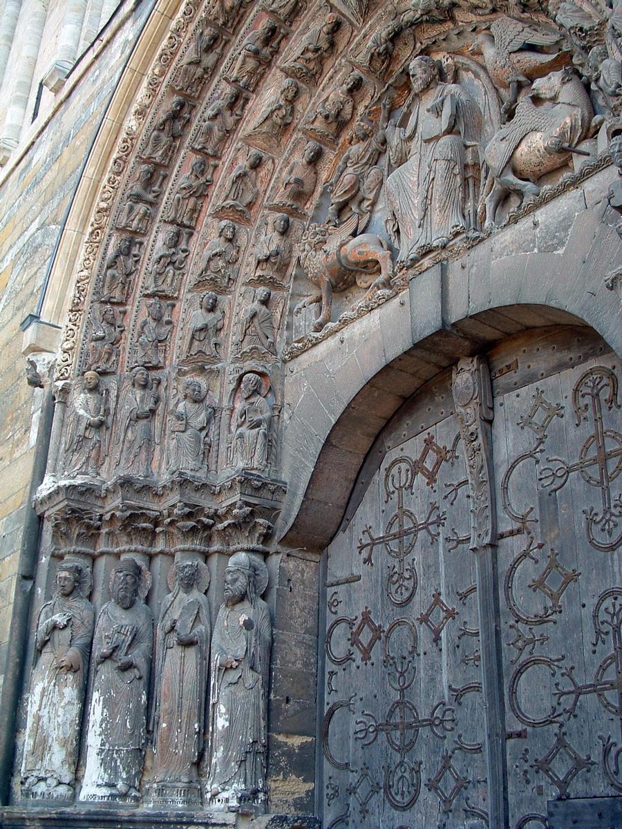 Fiche média no. 49671 Angers - Cathédrale Saint-Maurice - Portail - Christ en majesté et Tétramorphe - Personnages à gauche du portail (deux hommes - Solomon et David et deux femmes)