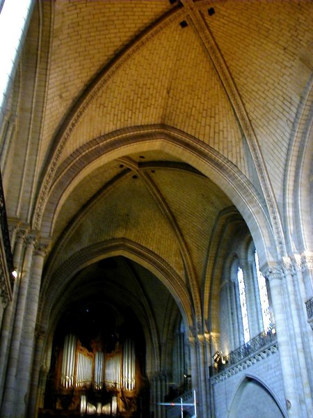 Cathédrale Saint-Maurice à Angers.Nef avec les formerets 