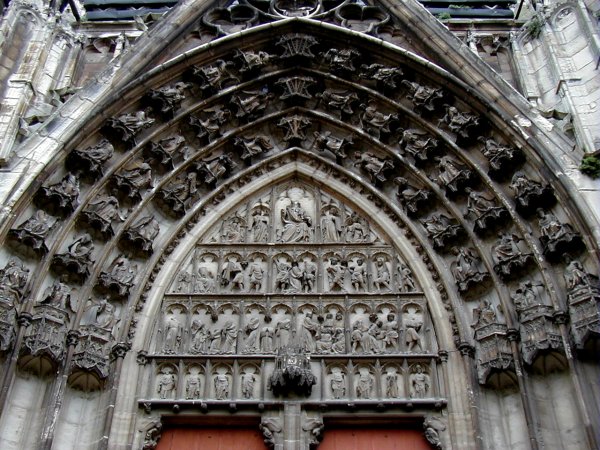 Cathédrale Saint-Etienne à Auxerre.Tympan du portail saint Etienne 