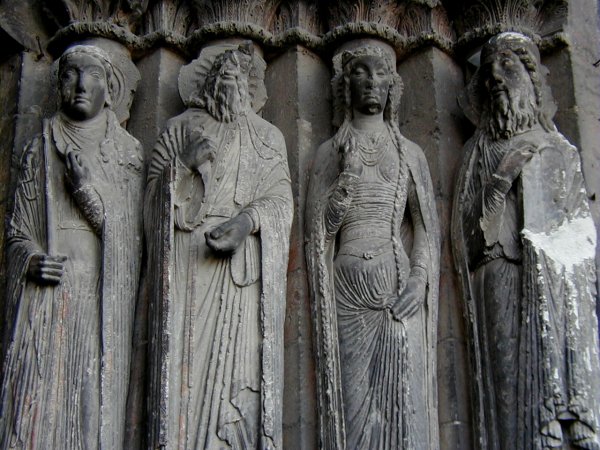 Cathédrale Saint-Maurice à Angers.Portail central - Statues-colonnes 