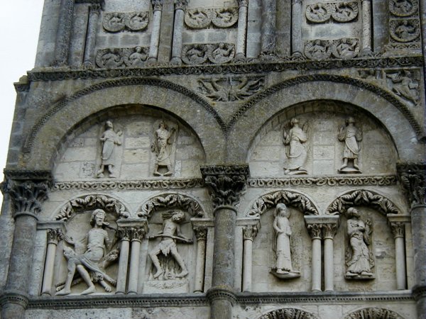Cathédrale Saint-Pierre à Angoulême Démons à gauche et apôtres au-dessous d'un peuple d'élus (médaillons)