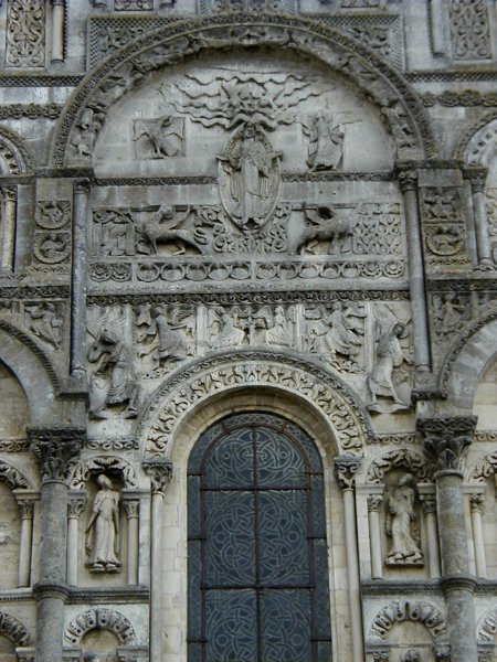 Cathédrale Saint-Pierre à Angoulême Christ en gloire, symboles des évangélistes et anges aux pieds du Christ