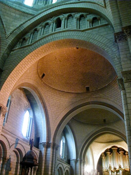 Cathédrale Saint-Pierre à Angoulême.Coupoles de la nef 