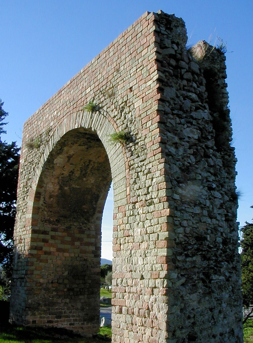Aqueduc de Fréjus - L'aqueduc près des remparts romains de Fréjus 