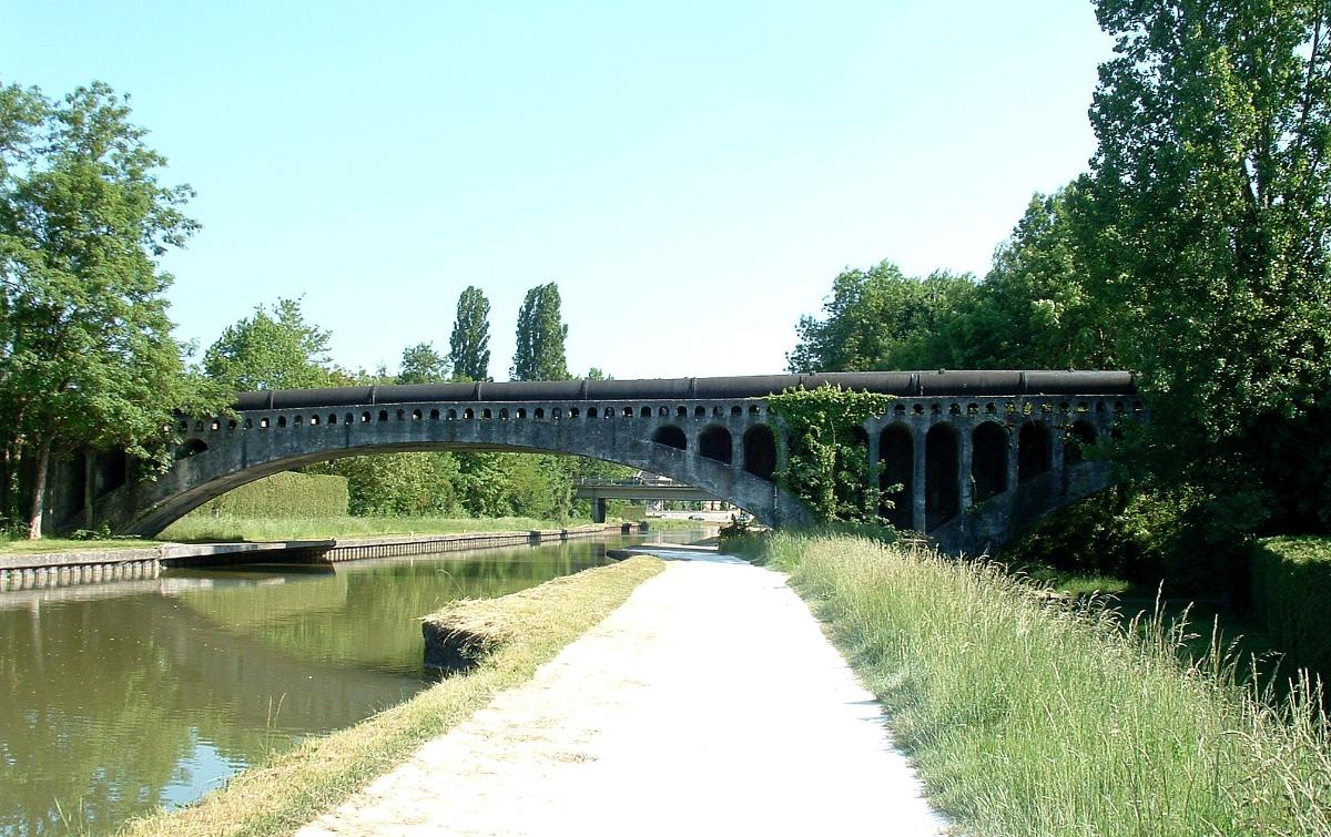 Der Vanne-Aquädukt kreuzt den Loing-Kanal in Moret-sur-Loing 