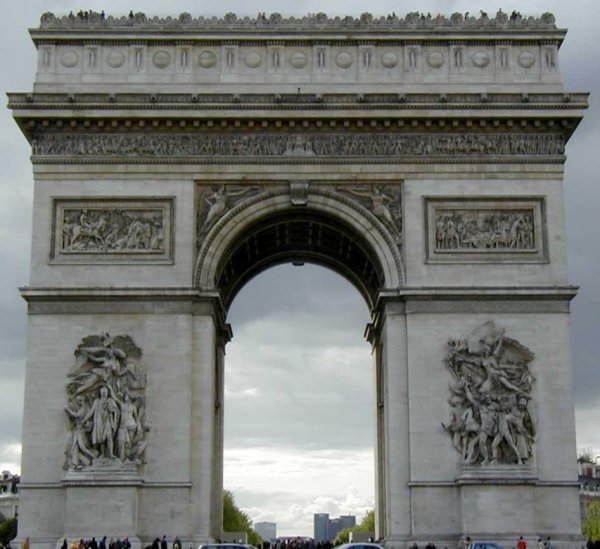 Arc de Triomphe in Paris – Sicht von den Champs-Elysées 