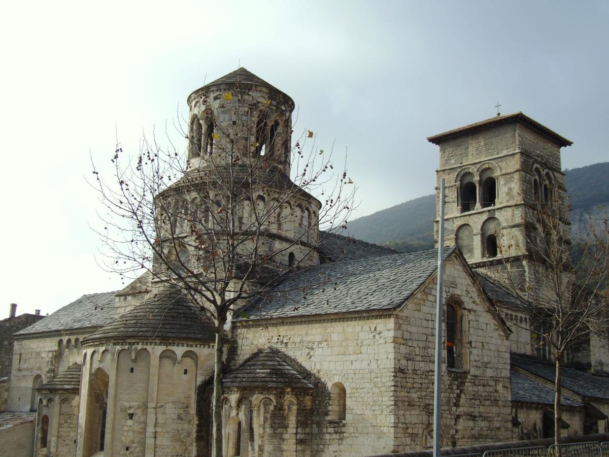 Cruas - Ancienne abbatiale bénédictine Sainte-Marie - L'ensemble vu du chevet 
