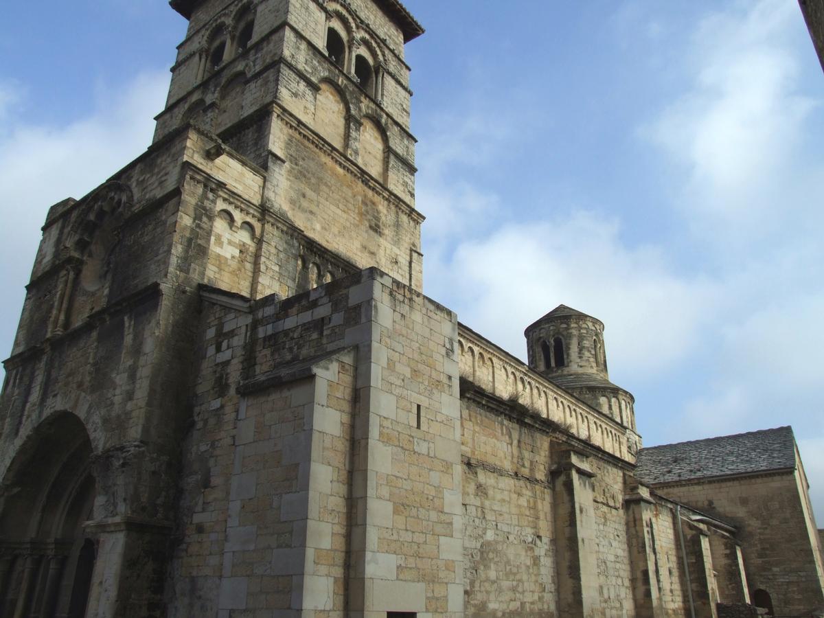 Cruas - Ancienne abbatiale bénédictine Sainte-Marie - Ensemble vu du portail occidental 