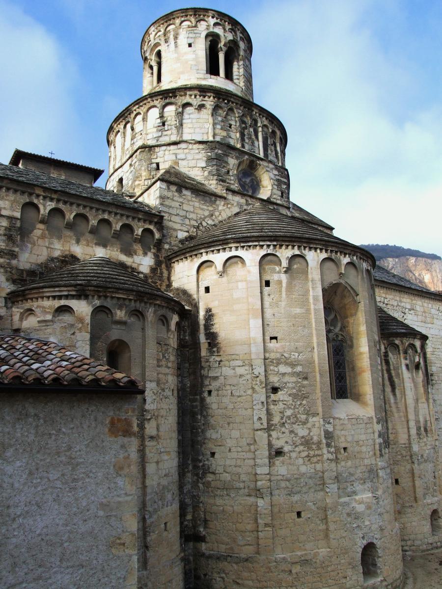 Cruas - Ancienne abbatiale bénédictine Sainte-Marie - Abside, absidioles et tour de la croisée du transept 