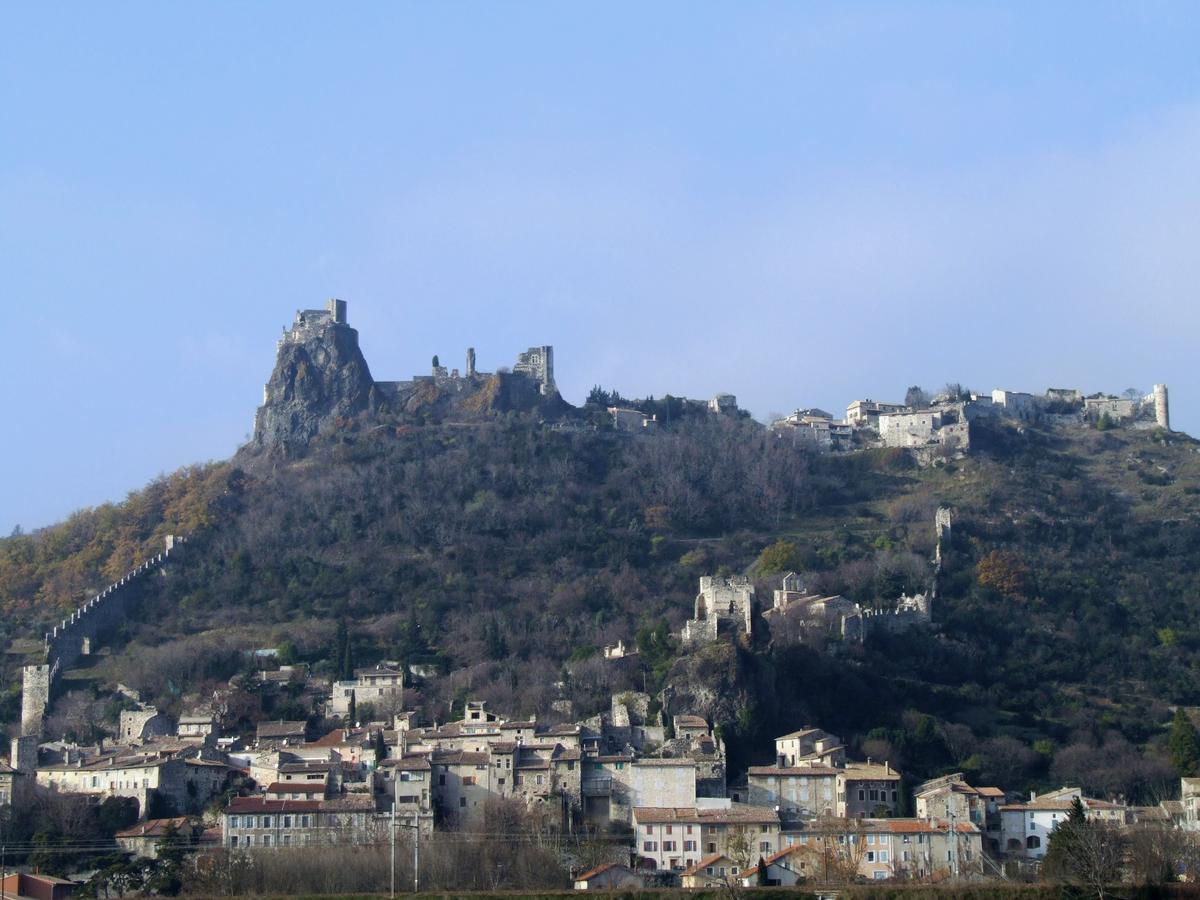 Fiche média no. 75375 Château de Rochemaure - Le château dominant la ville basse sur le Rhône et le village haut avec les enceintes côté sud et nord reliant les deux bourgs