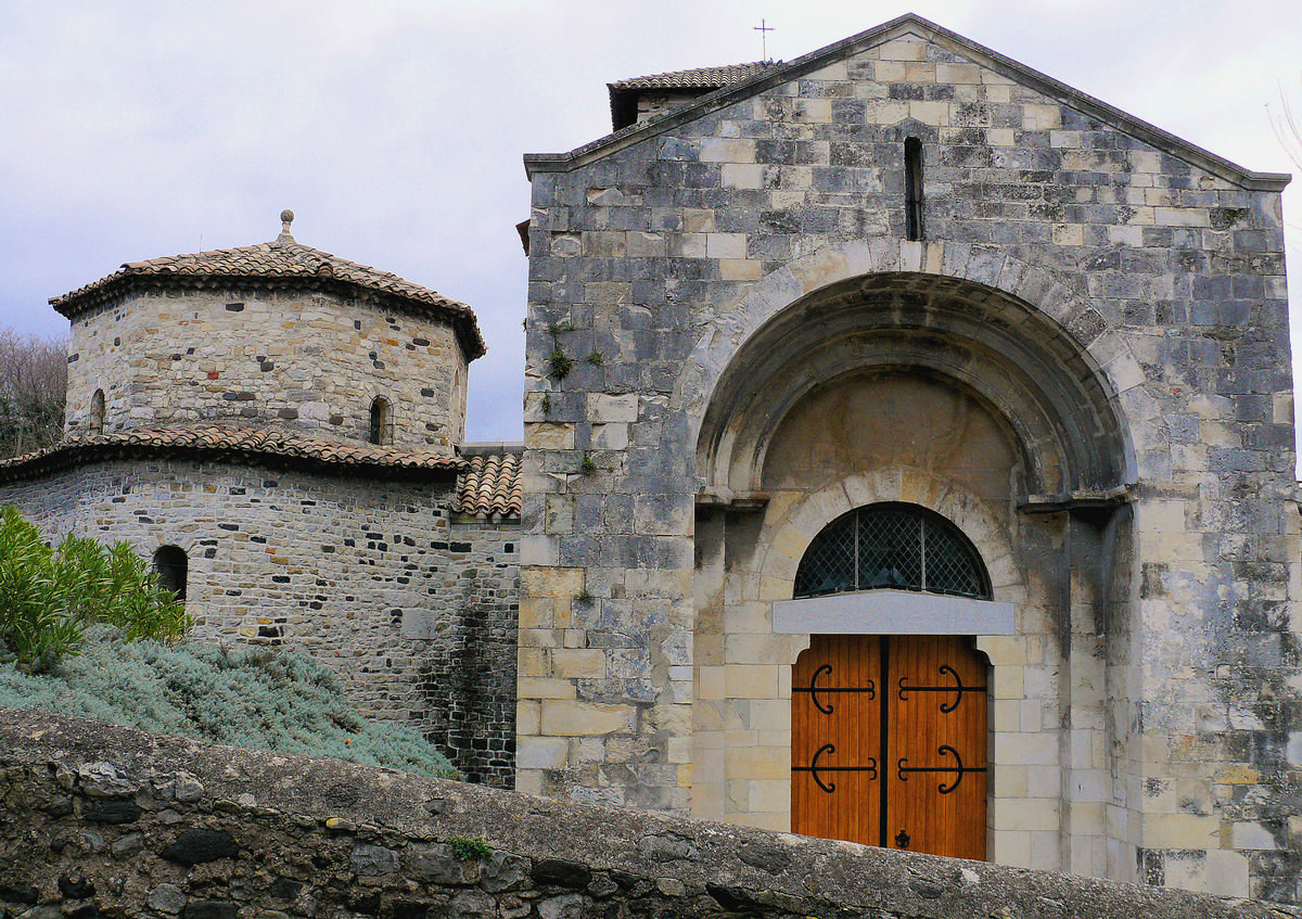 Fiche média no. 133473 Eglise paroissiale Saint-Etienne et Saint-Saturnin - L'église avec, à gauche, ce qui est décrit soit comme un baptistère, soit comme une ancienne chapelle funéraire