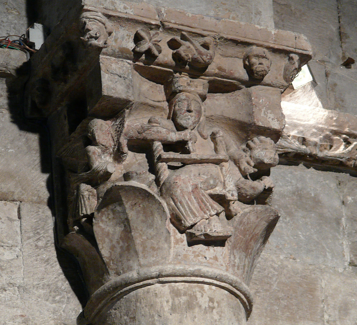 Le Teil - Hameau de Mélas Eglise paroissiale Saint-Etienne et Saint-Saturnin - La nef centrale datant du 12 ème siècle - Chapiteau du «Pèsement des âmes»