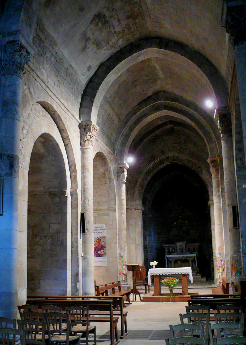 Eglise paroissiale Saint-Etienne et Saint-Saturnin - La nef centrale datant du 12ème siècle Eglise paroissiale Saint-Etienne et Saint-Saturnin - La nef centrale datant du 12 ème siècle