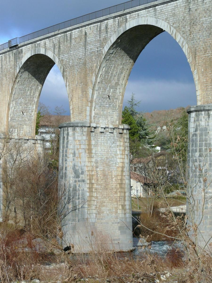 Viaduc de Vogüé de la ligne de chemin de fer reliant Vogüé-gare à Saint-Sernin et Aubenas vers Lavelade-d'Ardèche 