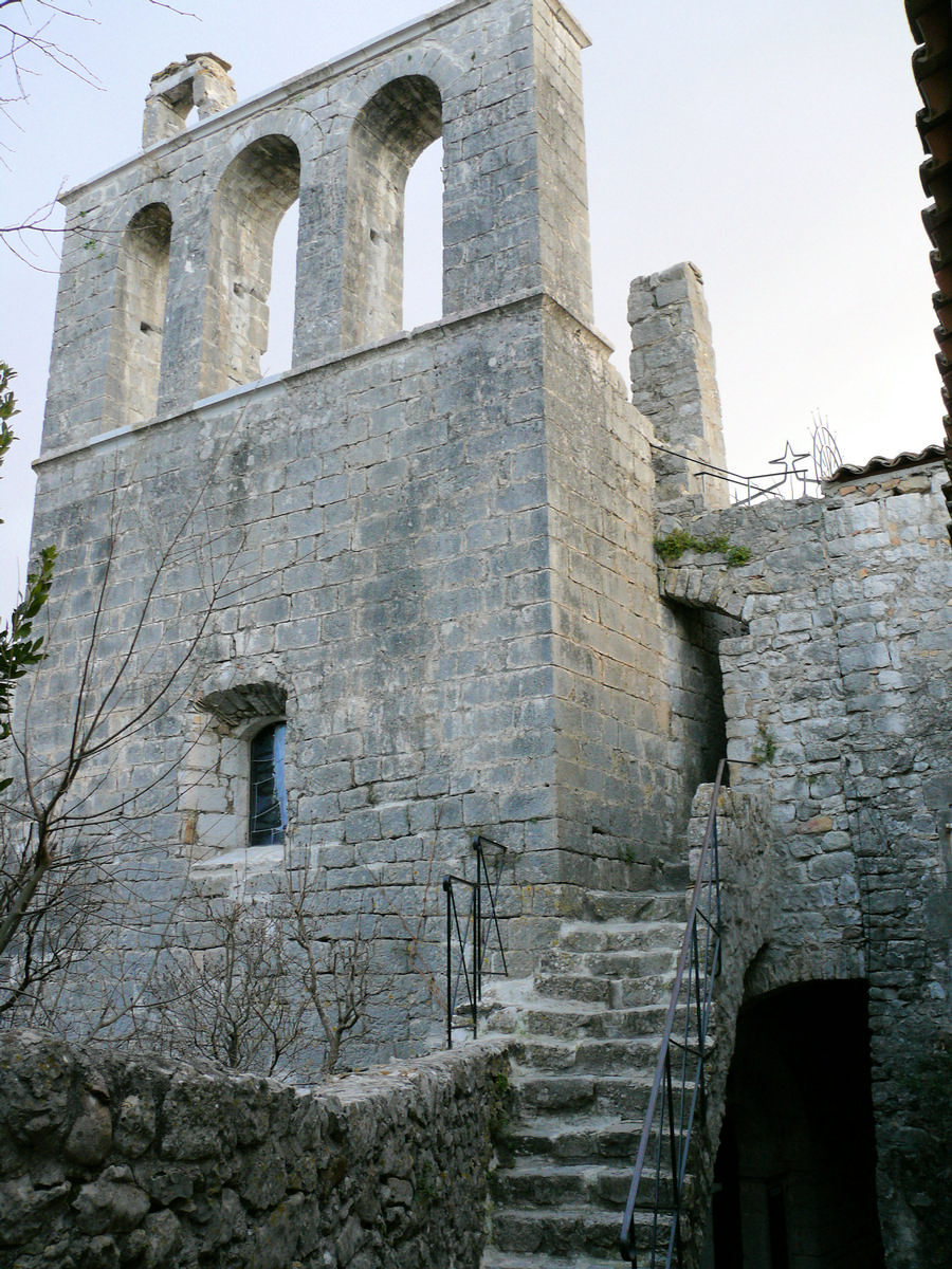 Balazuc - Ancienne église Sainte-Madeleine - Clocher et entrée de l'église 
