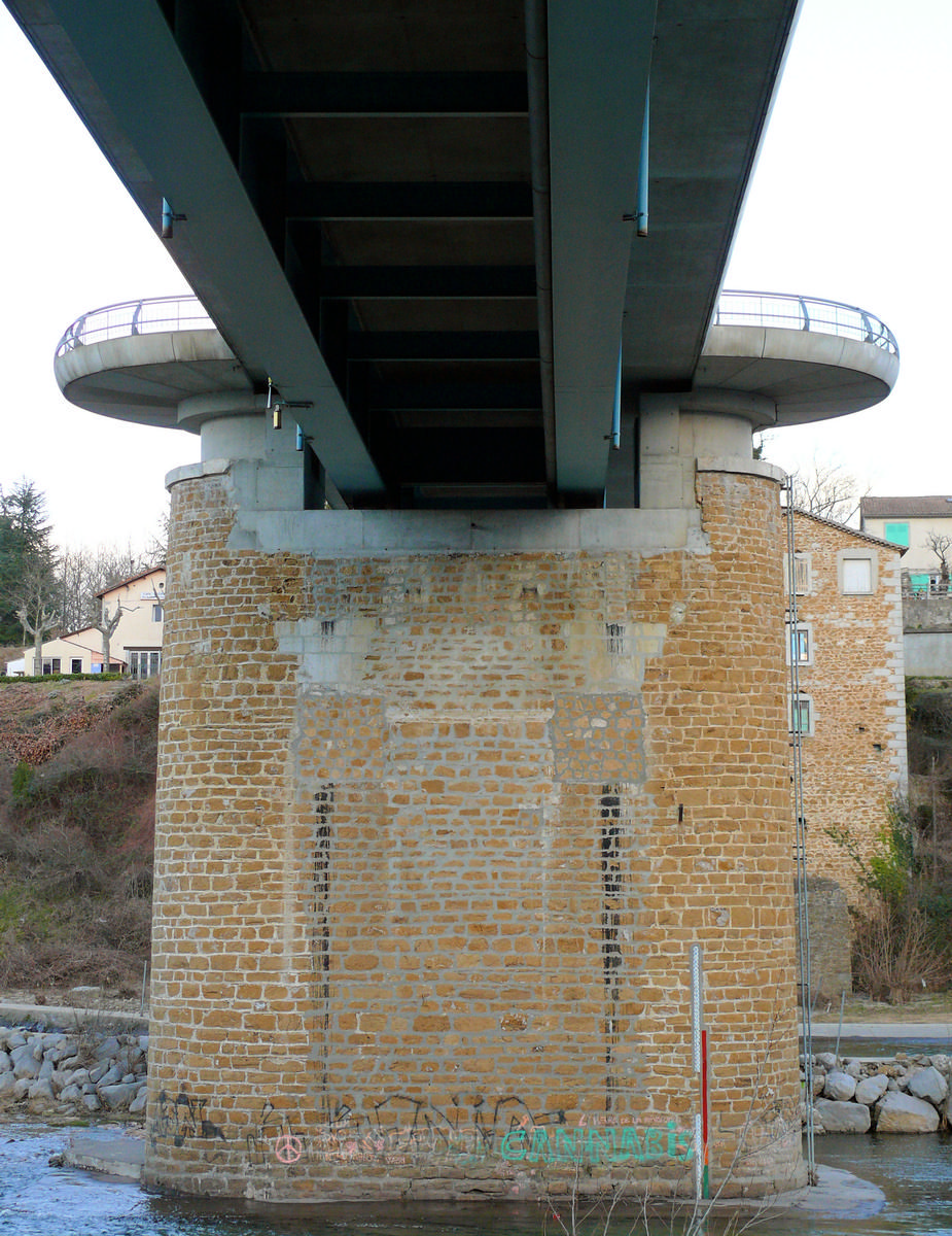 Vallon-Pont-d'Arche - Pont sur l'Ardèche - Pile centrale avec des balcons permettant aux piétons d'admirer le site 