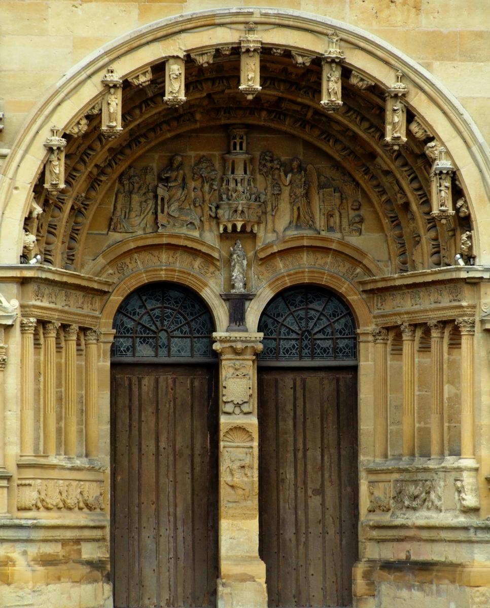Vouziers - Eglise Saint-Maurille - Façade de style Renaissance - Portail central 