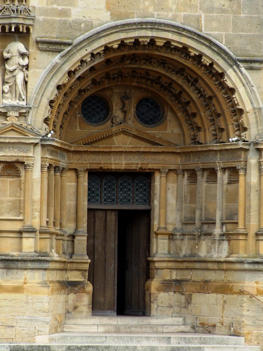 Vouziers - Eglise Saint-Maurille - Façade de style Renaissance - Portail latéral droite 
