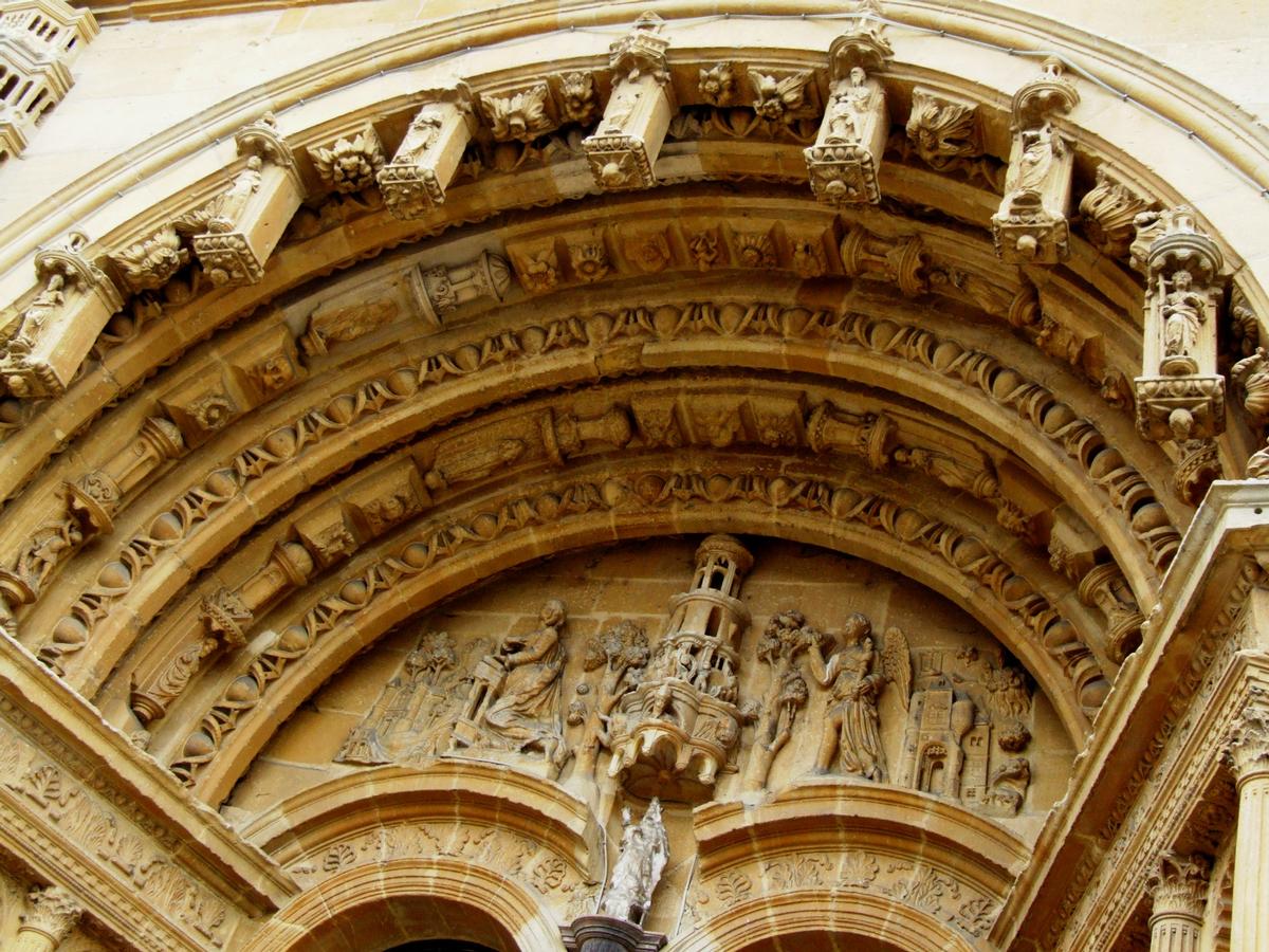 Vouziers - Eglise Saint-Maurille - Façade de style Renaissance - Portail central - Tympan (Annonciation) 