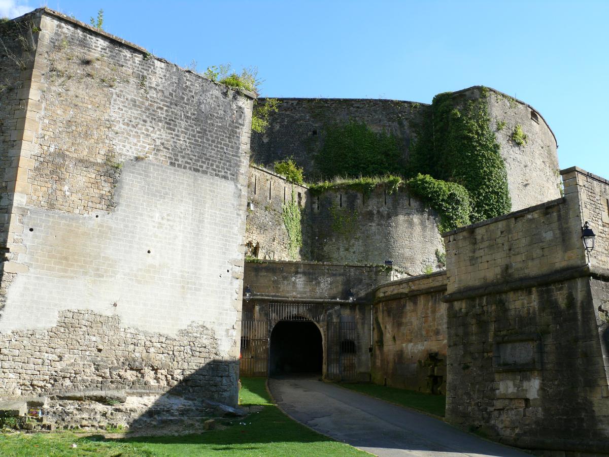 Château-fort de Sedan - Remparts et entrée du château vers la place du Château 