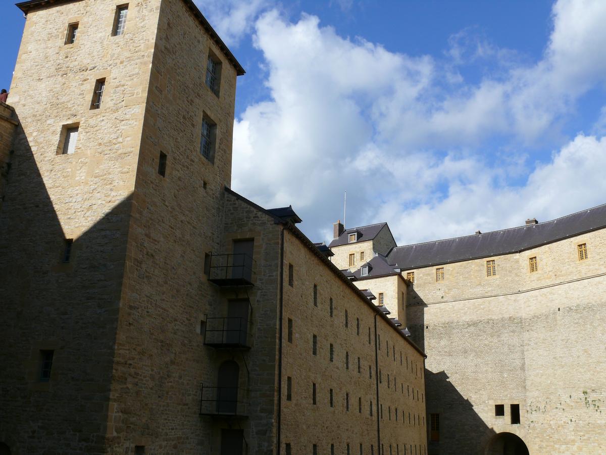 Fiche média no. 93981 Château-fort de Sedan - Les magasins «Fabert» dont la construction est attribuée au maréchal Fabert [1599-1662]. Ils ont été transformés en hôtel