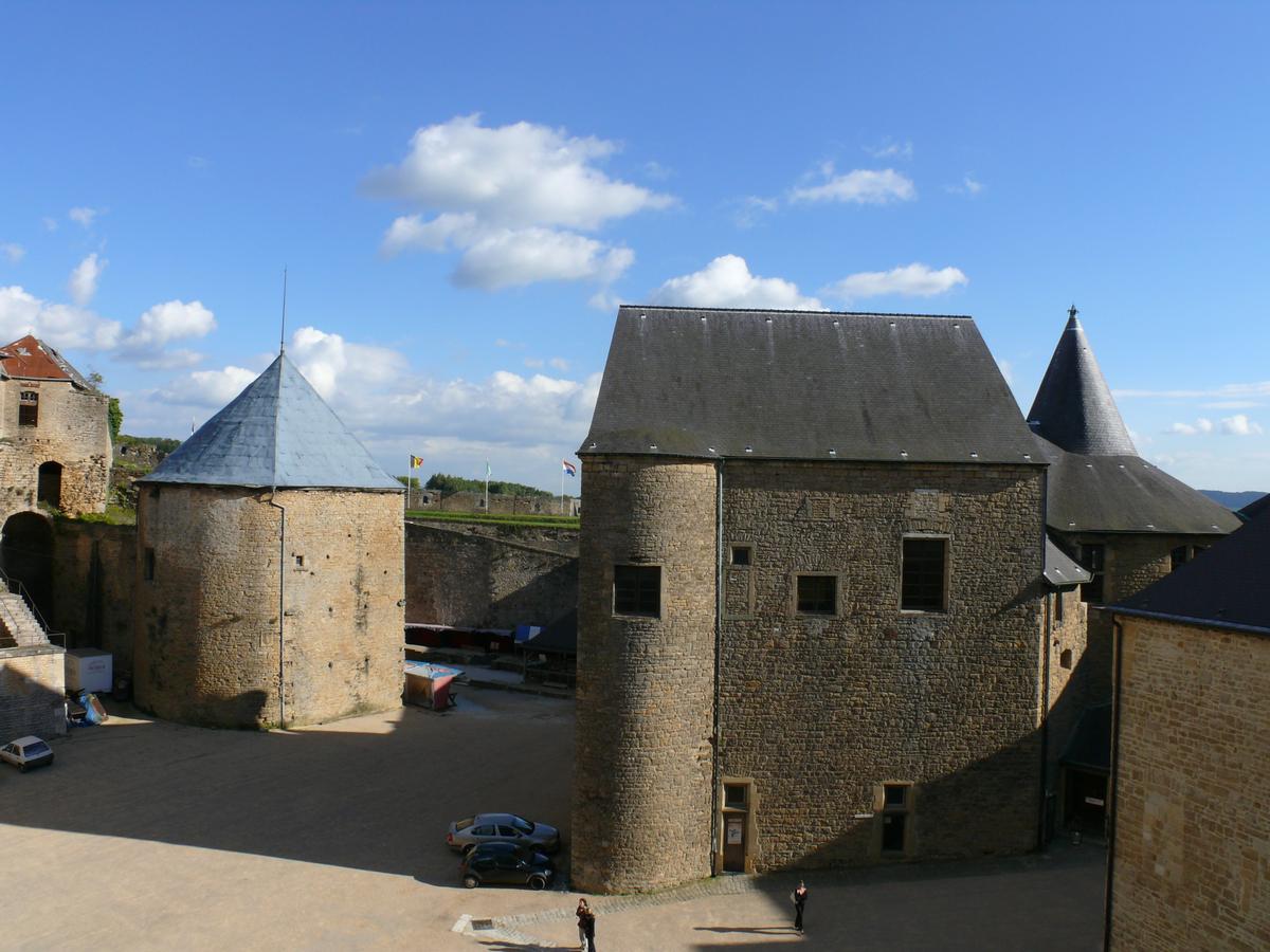Fiche média no. 93983 Château-fort de Sedan - A gauche, le donjon et la tour de l'Est. A droite, le bâtiment des cuisines et de la chapelle castrale, plus loin la Grosse-tour construite autour de la Petite-tour