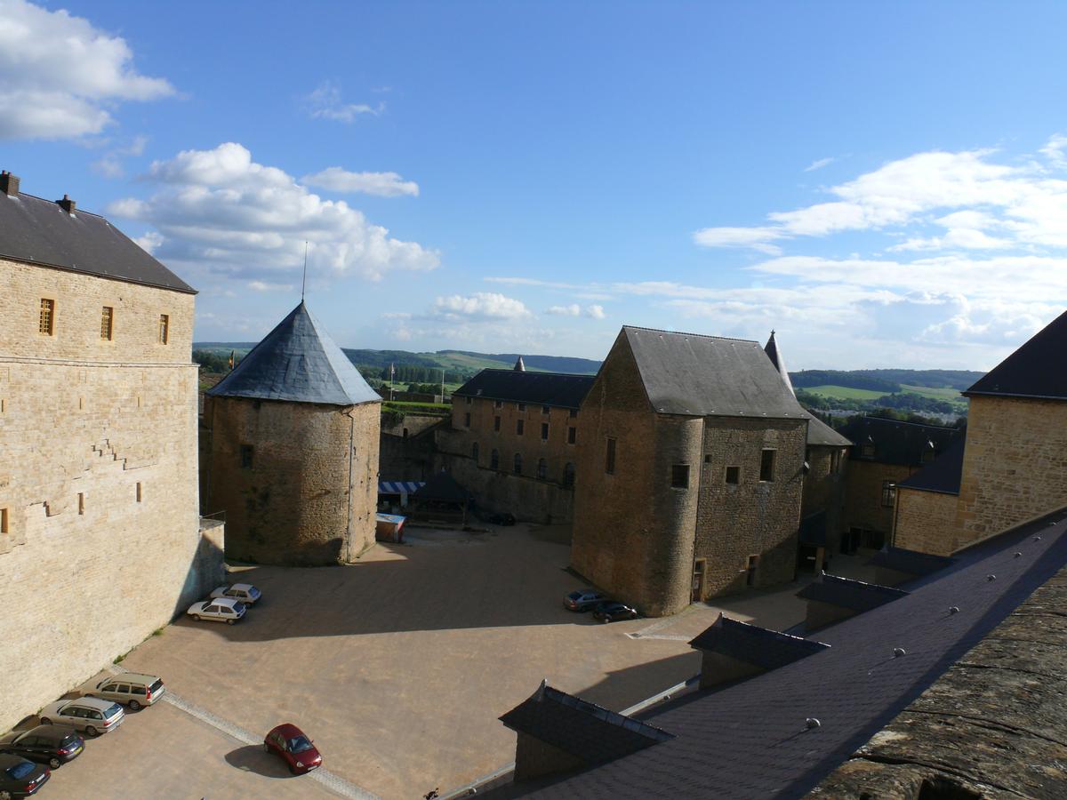 Château-fort de Sedan - Cour du Château 