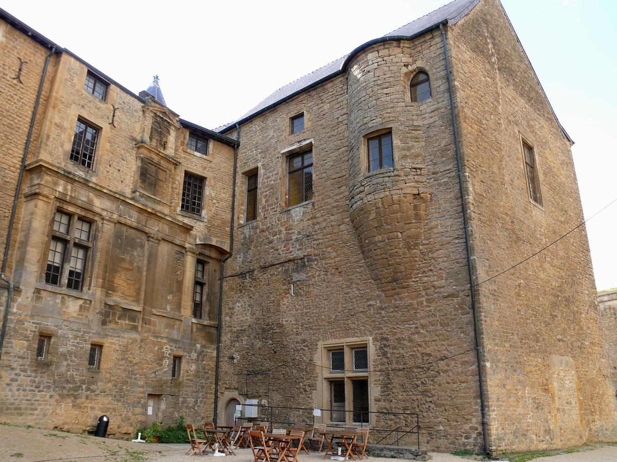 Fiche média no. 93984 Château-fort de Sedan - A gauche, le pavillon Renaissance englobé dans les logis princiers. A droite, le bâtiment des cuisines et de la chapelle castrale