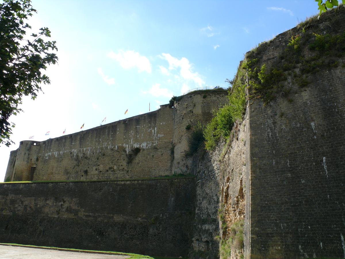 Château-fort de Sedan - Le rempart entre le bastion du gouverneur et le bastion des Dames 