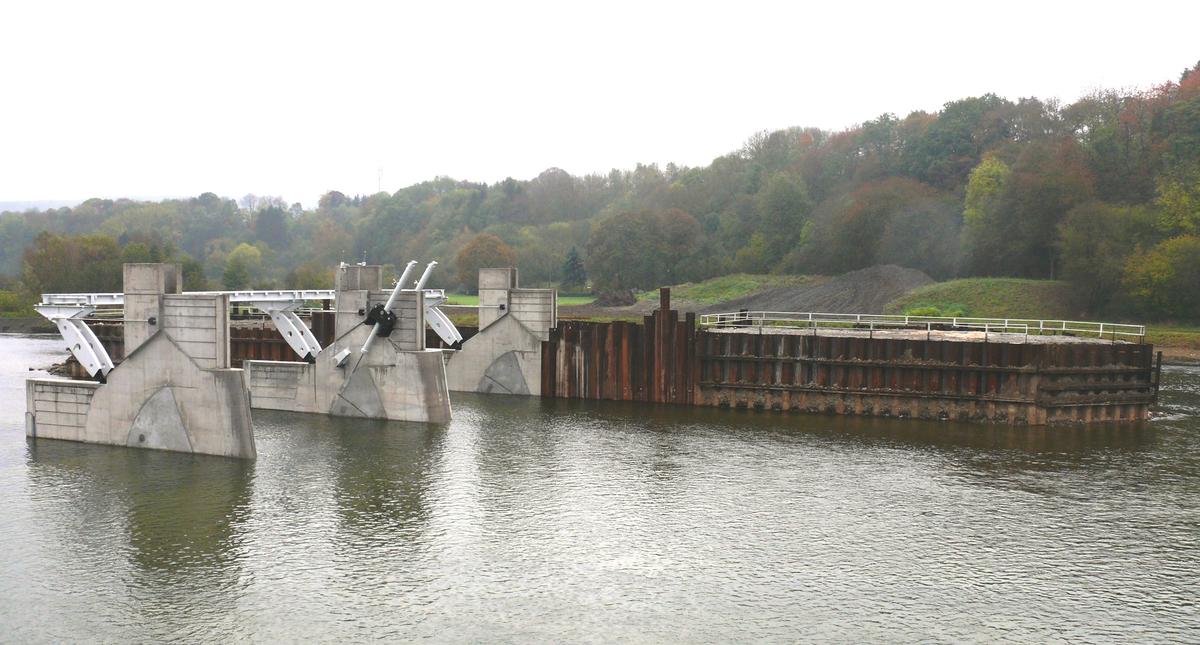 Fiche média no. 97565 Barrage de Givet (barrage des Quatre Cheminées) - Les passes de la première moitié du barrage et le batardeau central après la fin de la deuxième phase de travaux