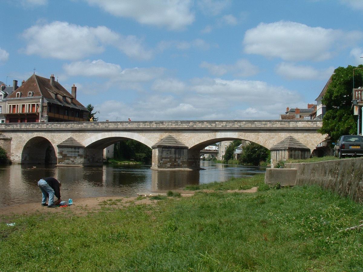 Pont Vieux, Argenton-sur-CreuseEnsemble vu de l'amont 