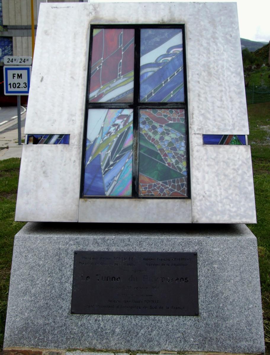 Tunnel de Puymorens - Entrée nord - Monument commémoratif pour l'inauguration du tunnel le 20 octobre 1994 
