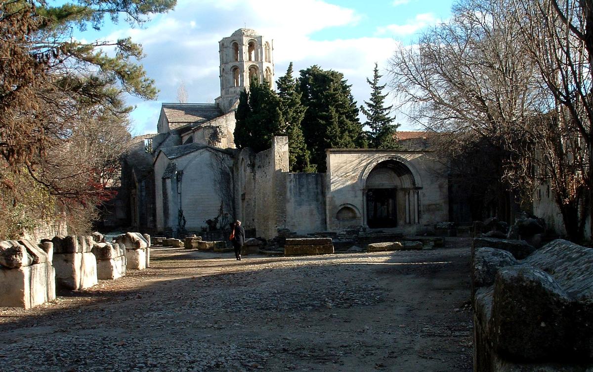 Arles - Eglise Saint-Honorat-des-Alyscamps - L'église et l'allée des sarcophages, reste de la nécropole paléochrétienne 