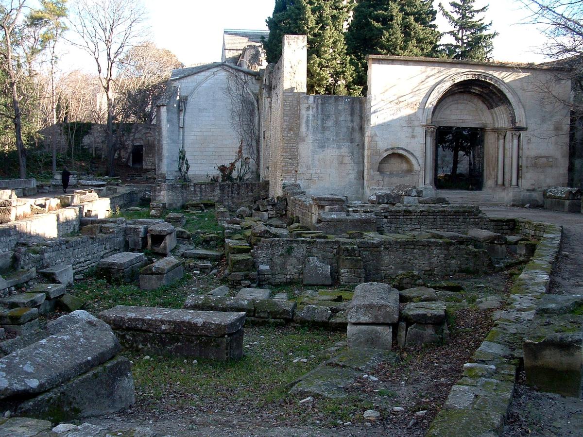 Arles - Eglise Saint-Honorat-des-Alyscamps - L'entrée de l'église et la nécropole 