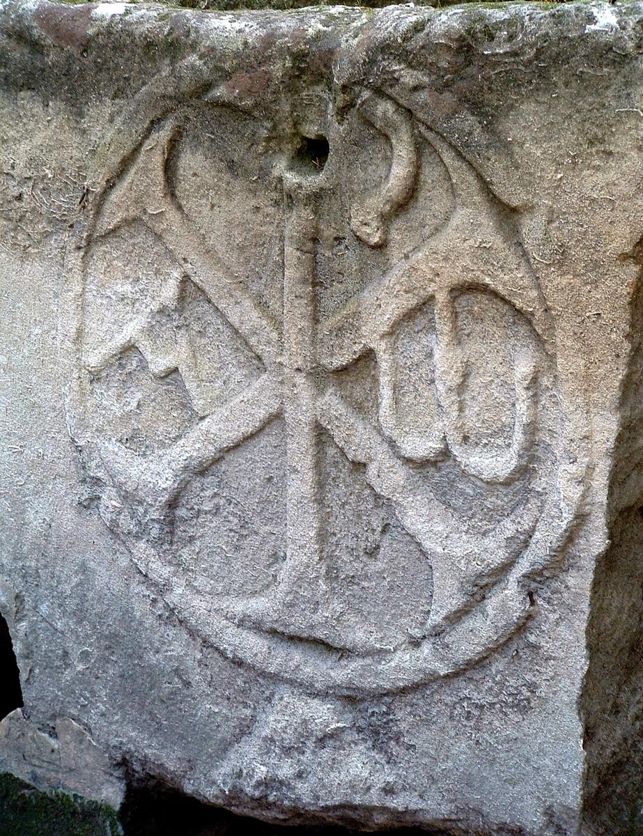 Arles - Eglise Saint-Honorat-des-Alyscamps - Chrisme sur un sarcophage 