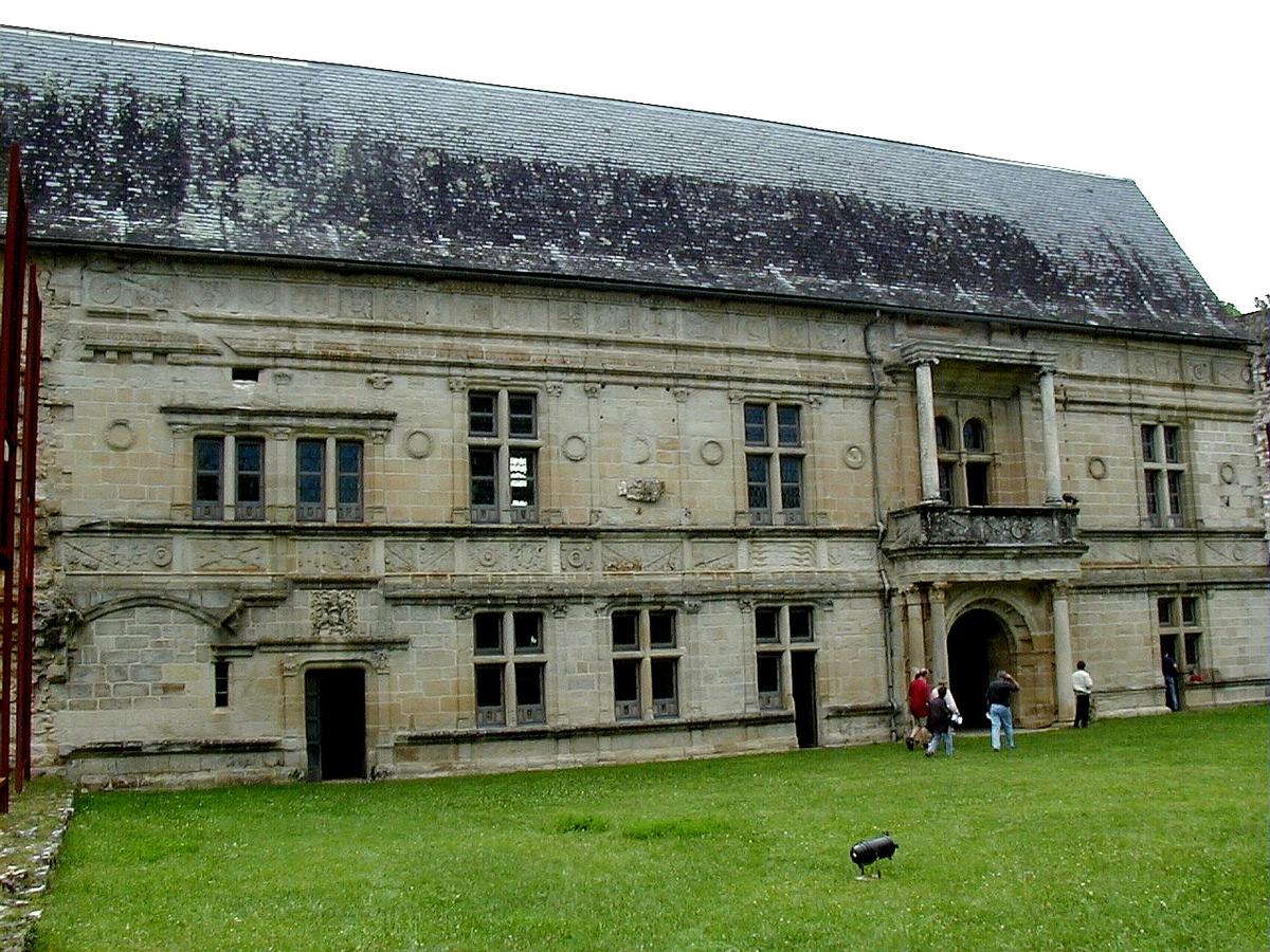 Assier - Château - Façade côté cour de la seule aile n'ayant pas été détuite 