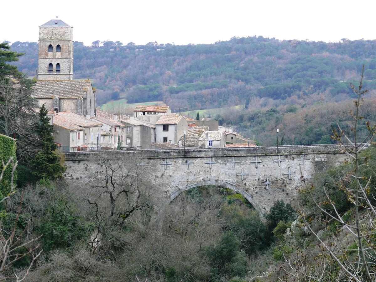 Montolieu - Pont de Saissac et l'église Saint-André 