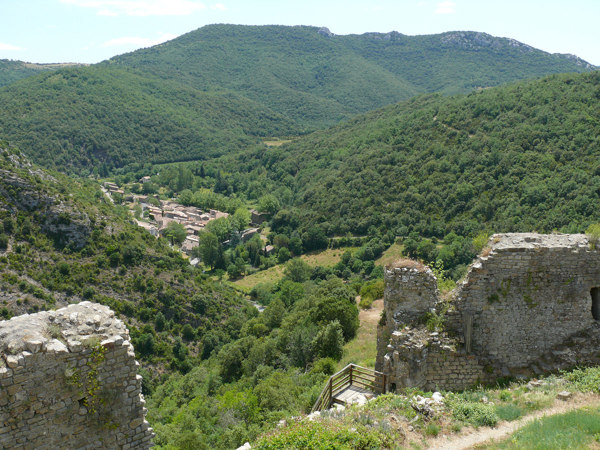Termes - Château de Termes - Enceinte sud et le village de Termes 