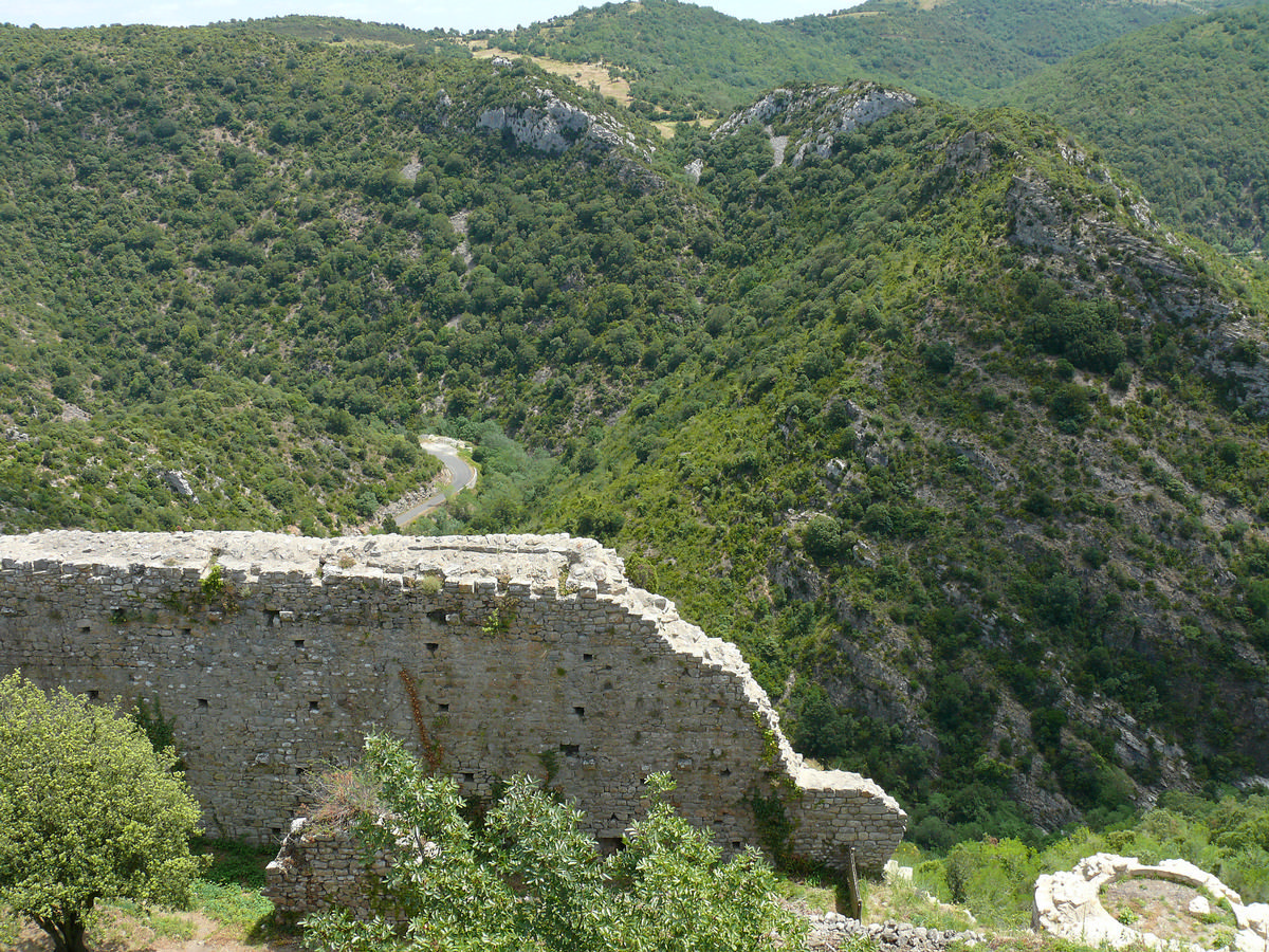 Termes - Château de Termes - L'enceinte extérieure est et la route venant des gorges du Termenet 