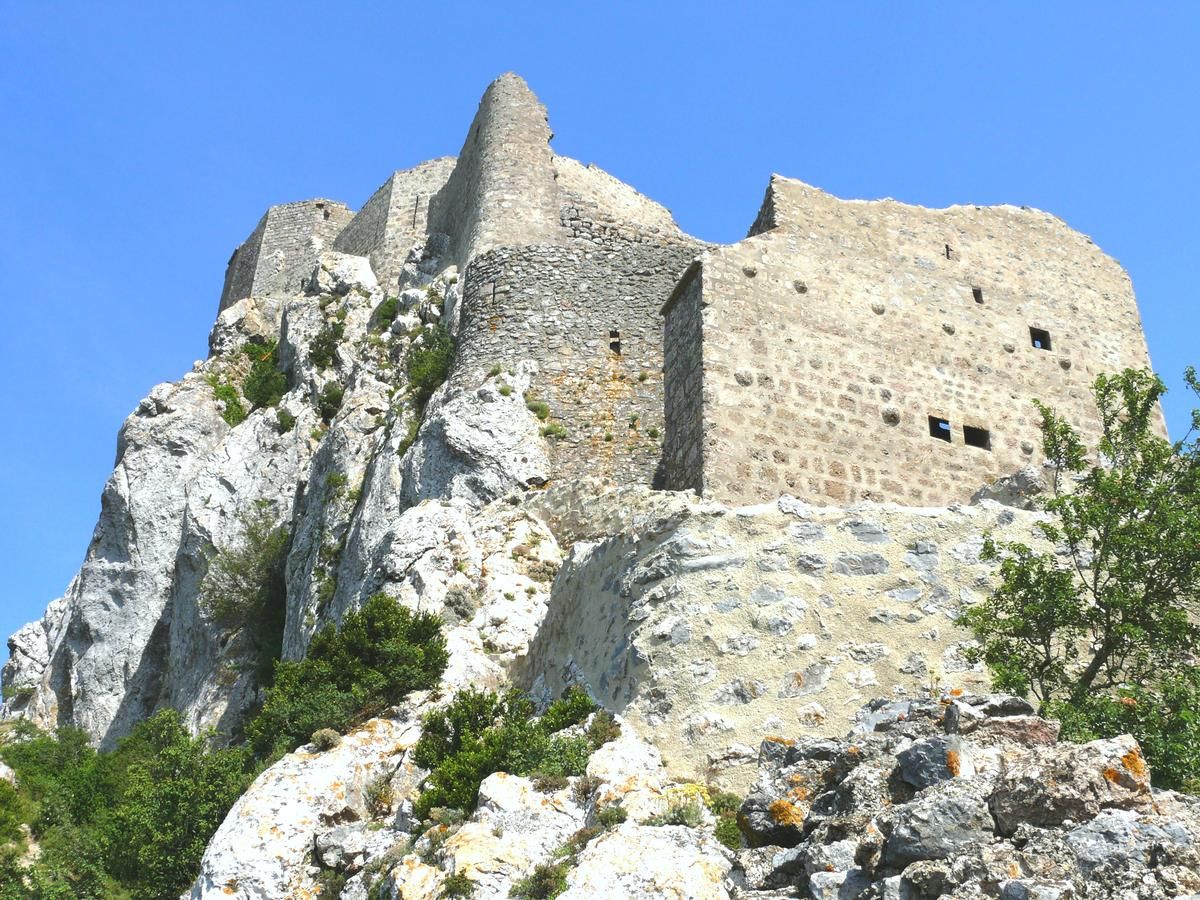 Cucugnan - Château de Quéribus - Le mur-bouclier de la première enceinte protégeant l'entrée du château 