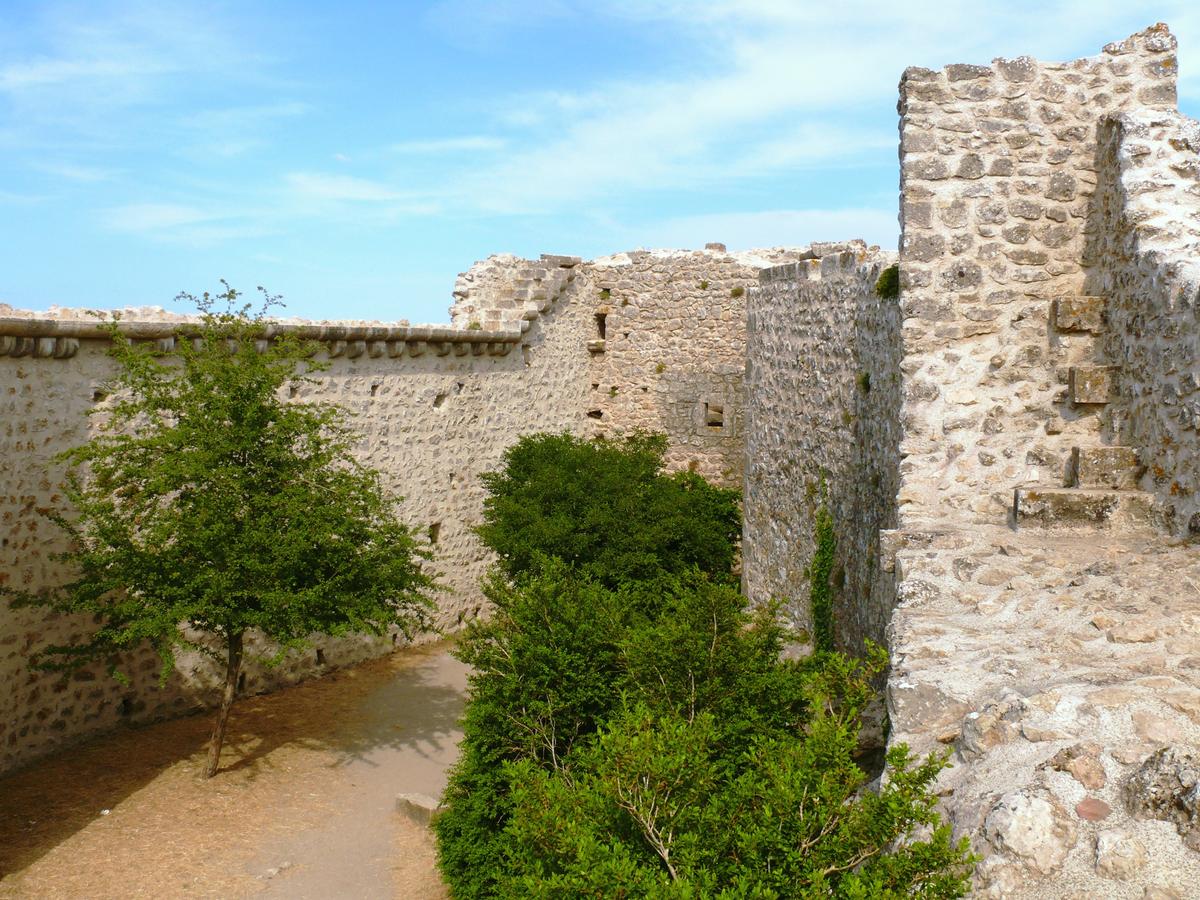 Château de Peyrepertuse - Château Bas - Enceinte basse vers l'éperon 